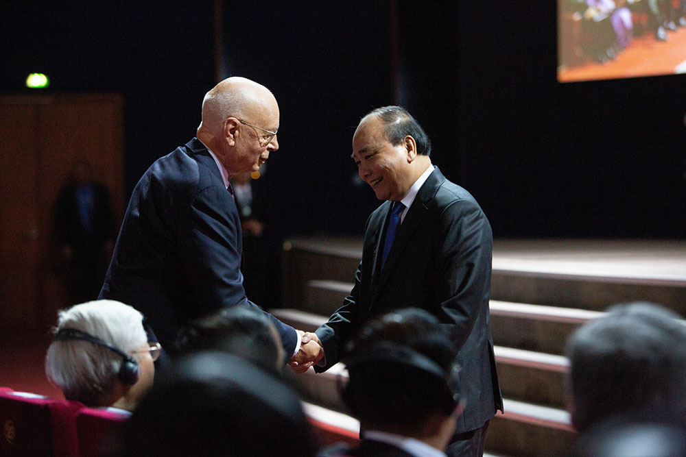 Thủ tướng Chính phủ Nguyễn Xuân Phúc bắt tay Giáo sư Klaus Schwab, Chủ tịch điều hành WEF