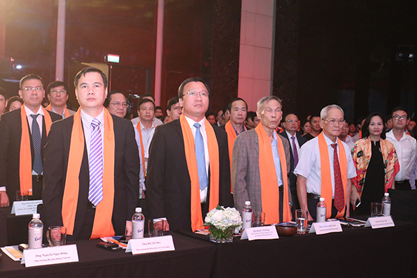 Các vị khách mời cùng các lãnh đạo FPT đứng chào cờ tại buổi lễ kỷ niệm 30 năm ngày thành lập Tâp đoàn FPT.
