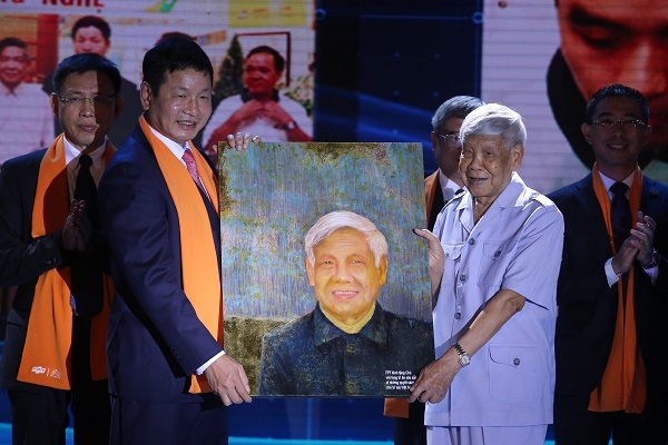 Chủ tịch FPT Trương Gia Bình (trái) trao tặng bức tranh cho nguyên Tổng bí thư Lê Khả Phiêu.