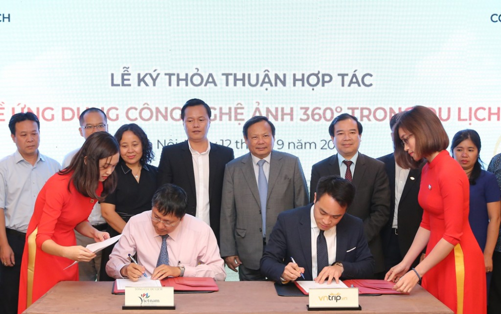 Ông Vũ Quốc Trí - Chánh Văn phòng TCDL và ông Lê Đắc Lâm - Tổng Giám đốc Vntrip ký kết Thoả thuận hợp tác giữa Tổng cục Du lịch và Công ty VnTrip
