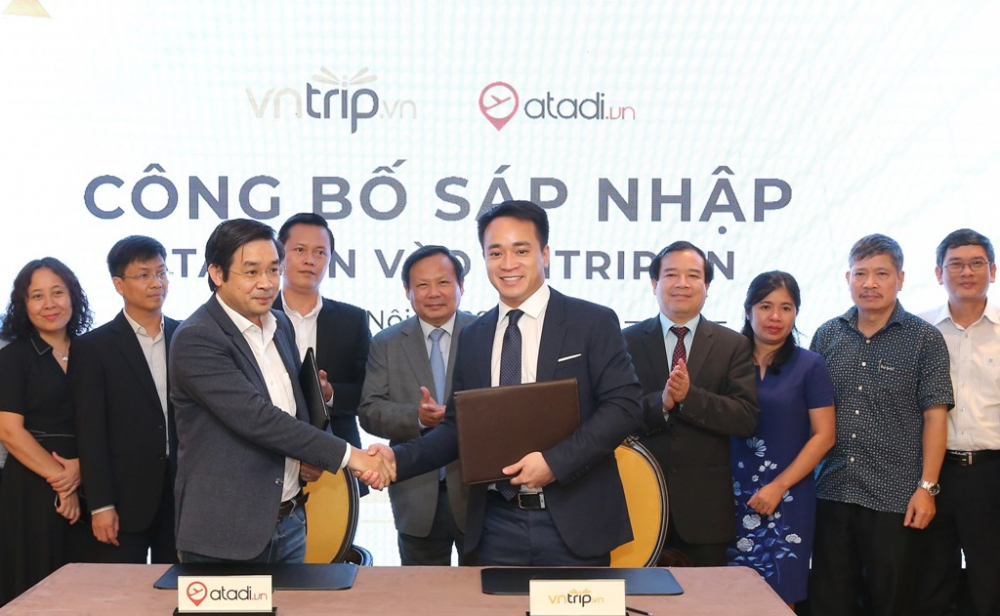 Ông Nguyễn Văn Phong – TGĐ Atadi, ông Lê Đắc Lâm – TGĐ Vntrip ký kết về việc Atadi sáp nhập vào VNTrip, cùng các đại biểu tại lễ ký kết