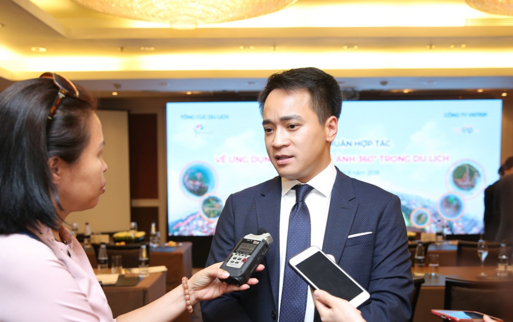 Ông Lê Đắc Lâm trả lời phỏng vấn của báo chí