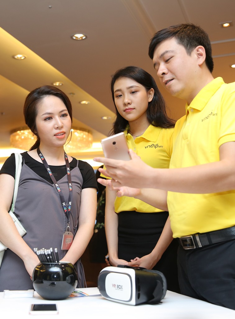 Khách mời và đại diện các cơ quan báo chí trải nghiệm sản phẩm công nghệ ảnh 360 độ trong du lịch