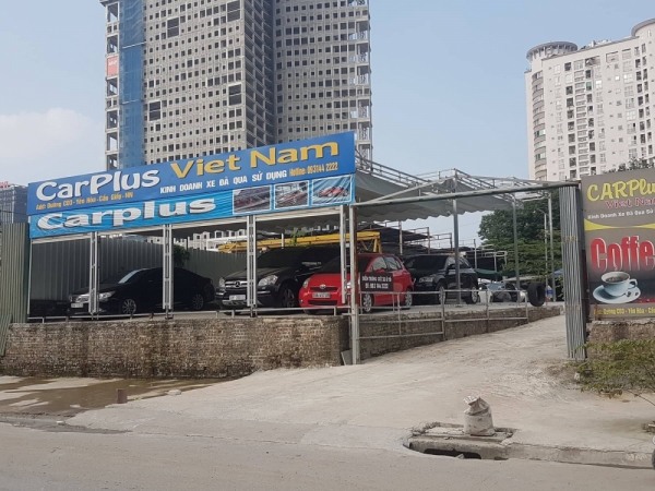 Một bãi trông giữ xe ô tô có dấu hiệu không phép trên các lô đất thuộc dự án tại tuyến đường CD3 - Yên Hòa, quận Cầu Giấy.