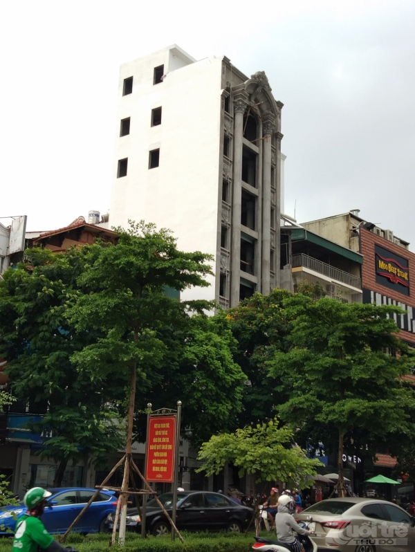 Công trình số 06 Nguyễn Khánh Toàn có dấu hiệu vi phạm trật tự xây dựng khi cao vượt trội so với phần còn lại.