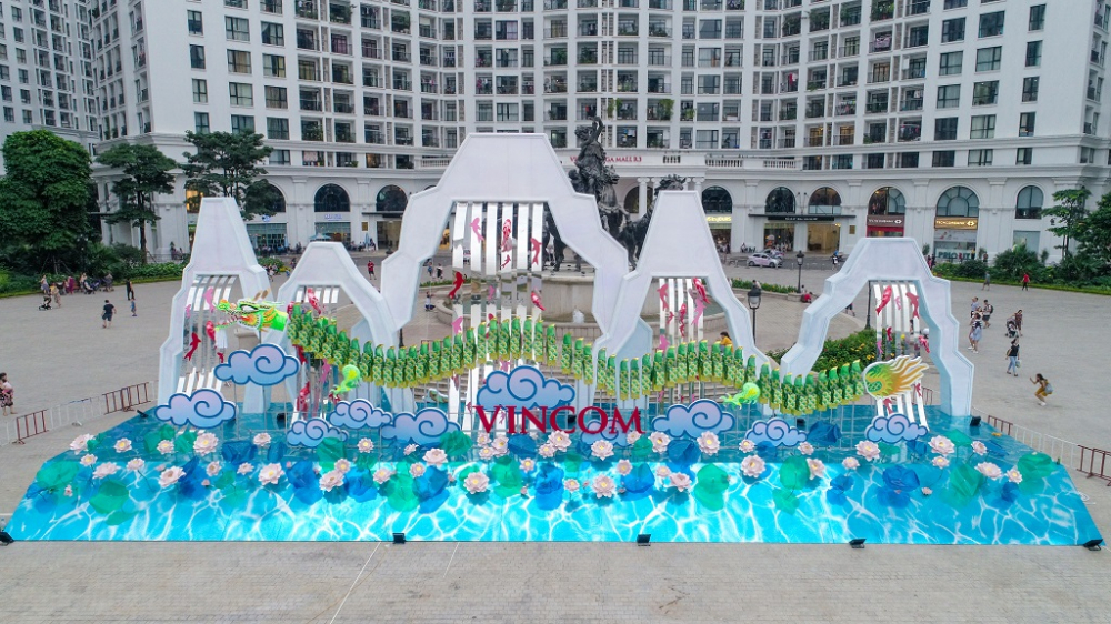 Khu trang trí hoành tráng mô phỏng lại hình ảnh rồng bay giữa ngàn mây tại Royal City (Option 1 – Ban ngày)