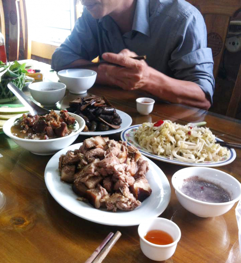 Nhiều người Việt Nam vẫn giữ thói quen ăn thịt chó. Ảnh: Vương Đức