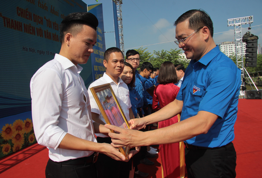 Đồng chí Nguyễn Ngọc Việt, Bí thư Thành đoàn, Chủ tịch Hội LHTN Thành phố Hà Nội trao Bằng khen tới các cá nhân, tập thể xuất sắc trong Chiến dịch Thanh niên tình nguyện Hè 2018