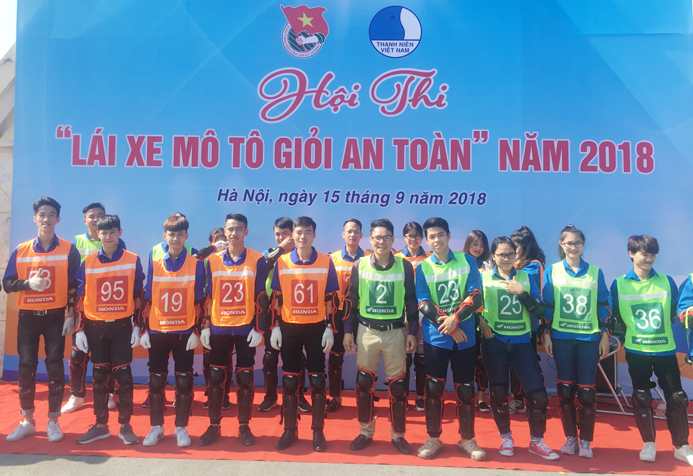 Đoàn viên thanh niên tham gia Hội thi Lái xe mô tô giỏi, an toàn tại Ngày hội