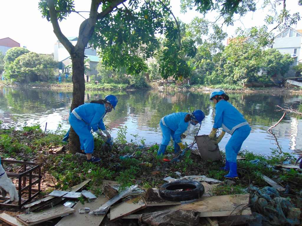 Gia Lâm: Ra quân tổng vệ sinh môi trường sông Cầu Bây