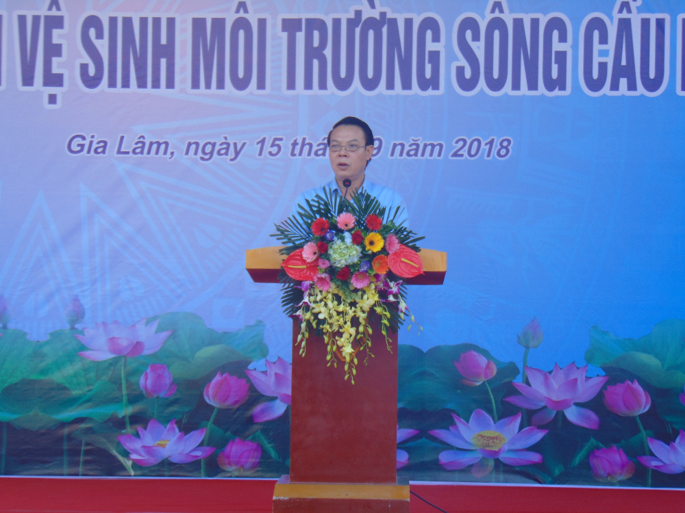 Đồng chí Nguyễn Ngọc Thuần, UV BTV Huyện Ủy, Phó Chủ tịch UBND huyện Gia Lâm phát biểu tại buổi Lễ ra quân tổng vệ sinh