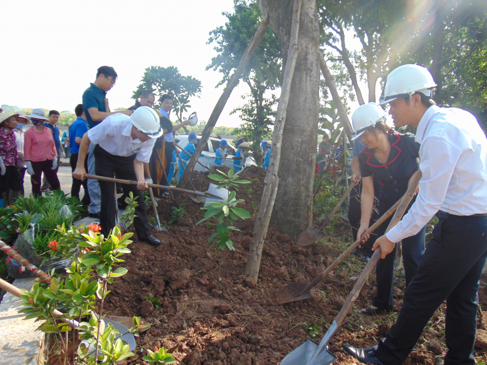 Lãnh đạo huyện Gia Lâm cùng tham gia tổng vệ sinh sau buổi lễ ra quân