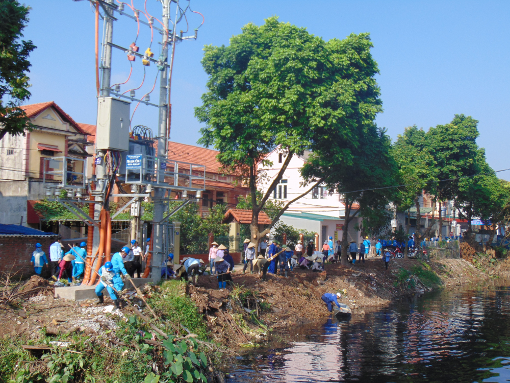Công tác tổng vệ sinh môi trường sông Cầu Bây thu hút đông đảo người dân tham gia