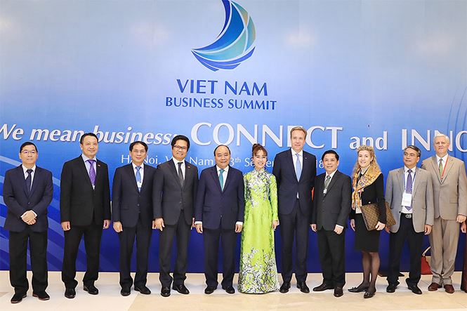 Thủ tướng Nguyễn Xuân Phúc chụp ảnh lưu niệm cùng các đại biểu, diễn giả tại Hội nghị Thượng đỉnh Kinh doanh Việt Nam 2018.