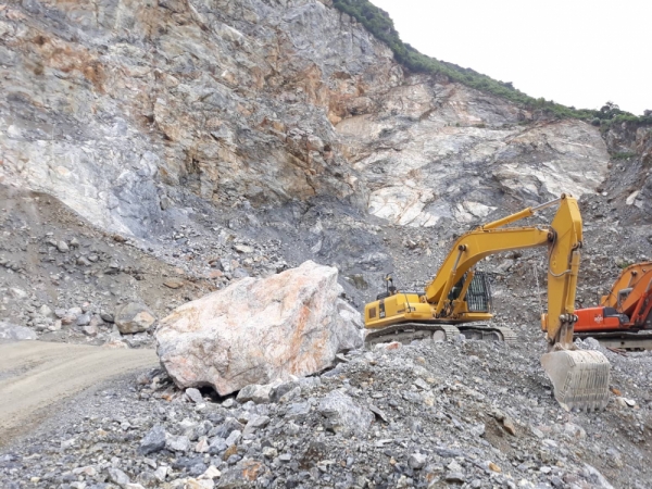 Công ty Hồng Hà khai thác đá đã không tạo mặt bằng tầng, chiều cao tầng khai thác vượt thiết kế được duyệt...