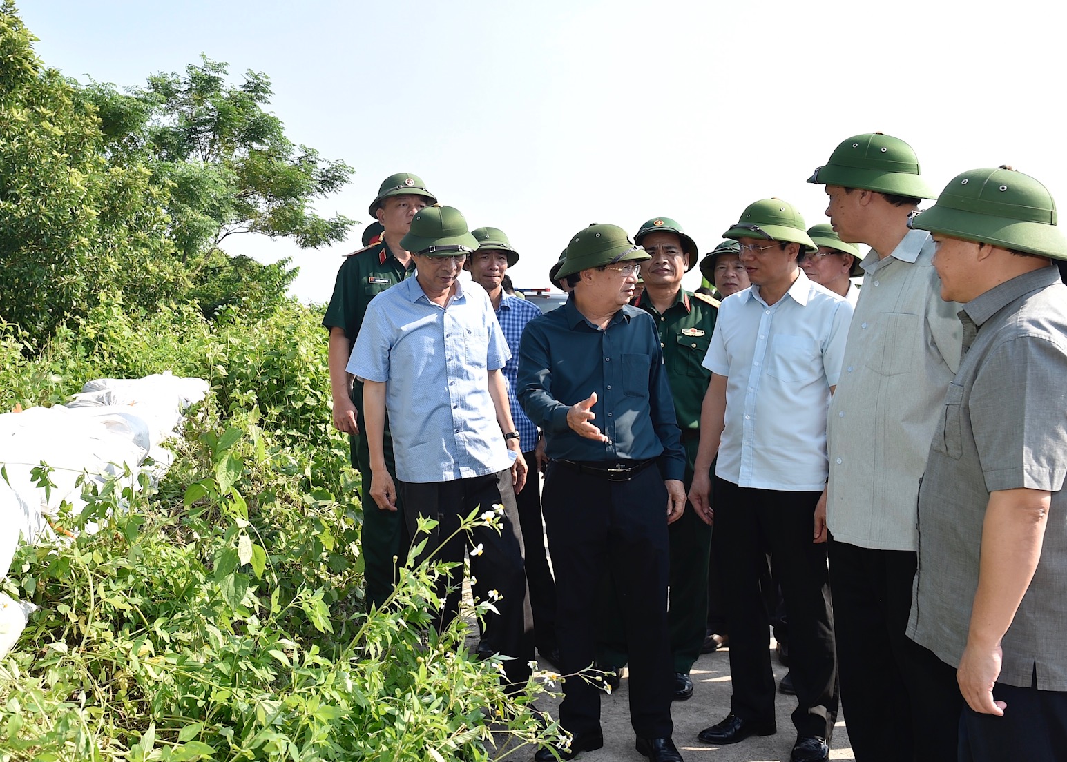 Phó Thủ tướng Trịnh Đình Dũng kiểm tra công tác chuẩn bị ứng phó bão số 6 tại tỉnh Quảng Ninh