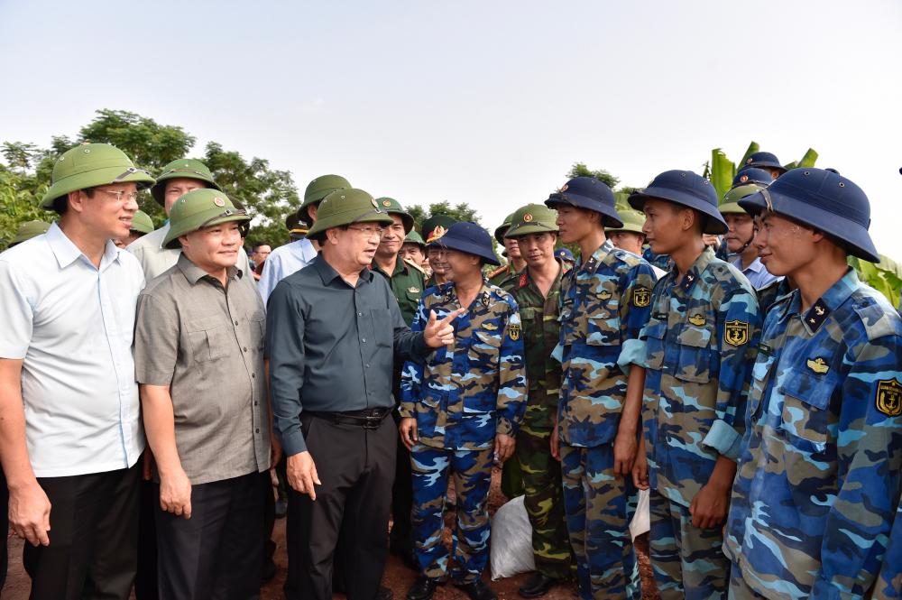 Phó Thủ tướng biểu dương lực lượng vũ trang đã tích cực hỗ trợ người dân sẵn sàng ứng phó với mưa bão