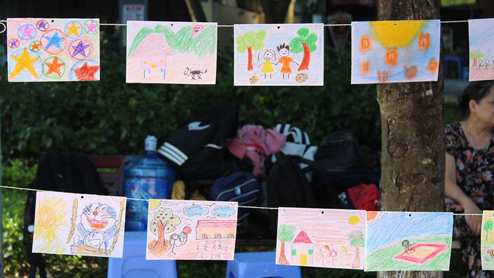 Những bức tranh do các em thiếu nhi vẽ được trưng bày tại Ngày hội