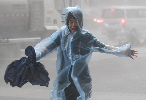 Mưa lớn, gió mạnh cuốn phăng mọi thứ trên đường phố, nhà bị hất mái, kính các cao ốc vỡ tung… là cảnh tượng đáng sợ mà cơn bão mạnh nhất năm 2018 – Mangkhut gây ra khi ập vào Hong Kong, Trung Quốc sáng 16/9