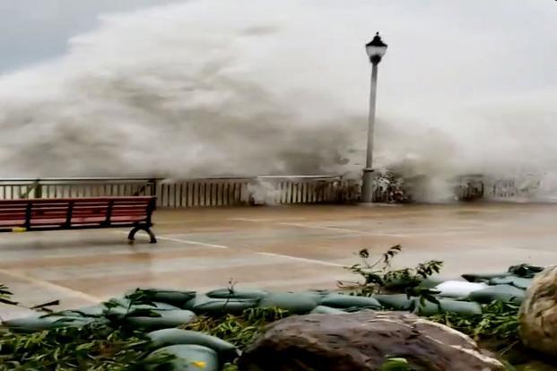 Sóng cao đánh vào khu dân cư Heng Fa Chuen (Ảnh: Reuters)