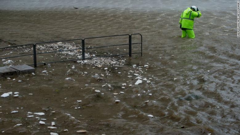 Các chuyên gia thời tiết cảnh báo sóng biển có thể cao từ 4 - 14 m, nguy cơ gây ngập lụt nghiêm trọng