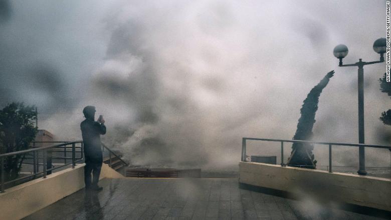 Theo đại diện Hong Kong (Trung Quốc), Mangkhut có thể là một trong những cơn bão mạnh nhất ảnh hưởng đến địa phương này trong hơn sáu thập kỷ qua. Chính quyền Hong Kong sáng 16/9 đã phát đi cảnh báo cấp 10 – mức cao nhất