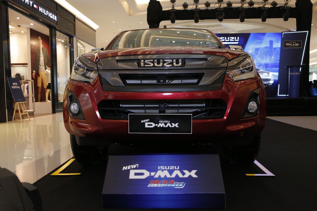 Cùng ở bản cao cấp nhất, nhưng Isuzu D-Max 2018 rẻ hơn Ford Ranger Wildtrak đến cả trăm triệu đồng