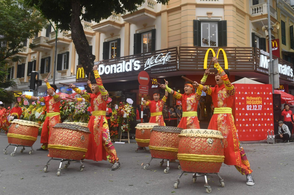 Cửa hàng McDonald's trên phố Hàng Bài, Hà Nội trong ngày khai trương