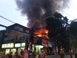 Lửa cháy lan 10 căn nhà ở Hà Nội, hàng trăm người dân phải sơ tán