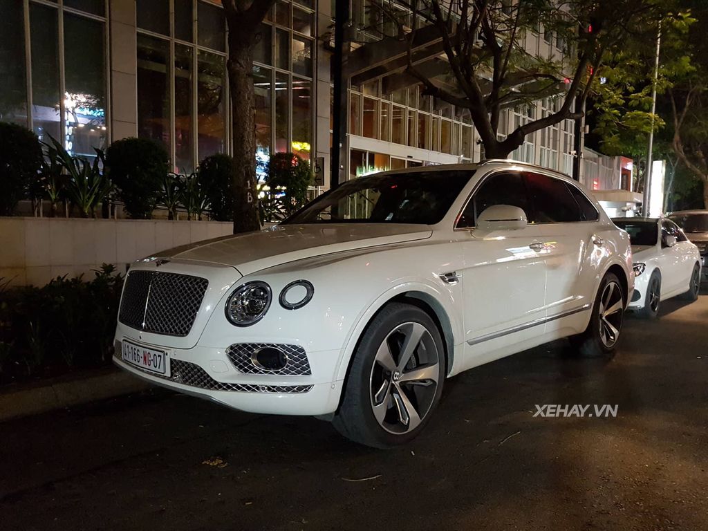 Gặp Bentley Bentayga màu trắng phiên bản 4 chỗ hàng hiếm trên phố Sài Gòn