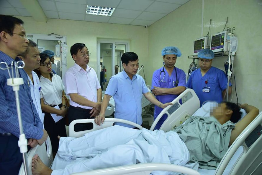 Phó Chủ tịch thành phố Ngô Văn Quý cùng lãnh đạo sở Y tế Hà Nội thăm nạn nhân đêm nhạc hội mùa thu 2018