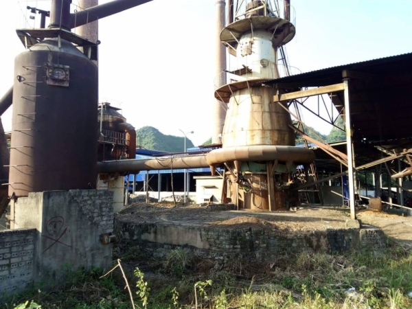 Một góc nhà máy luyện than cốc.