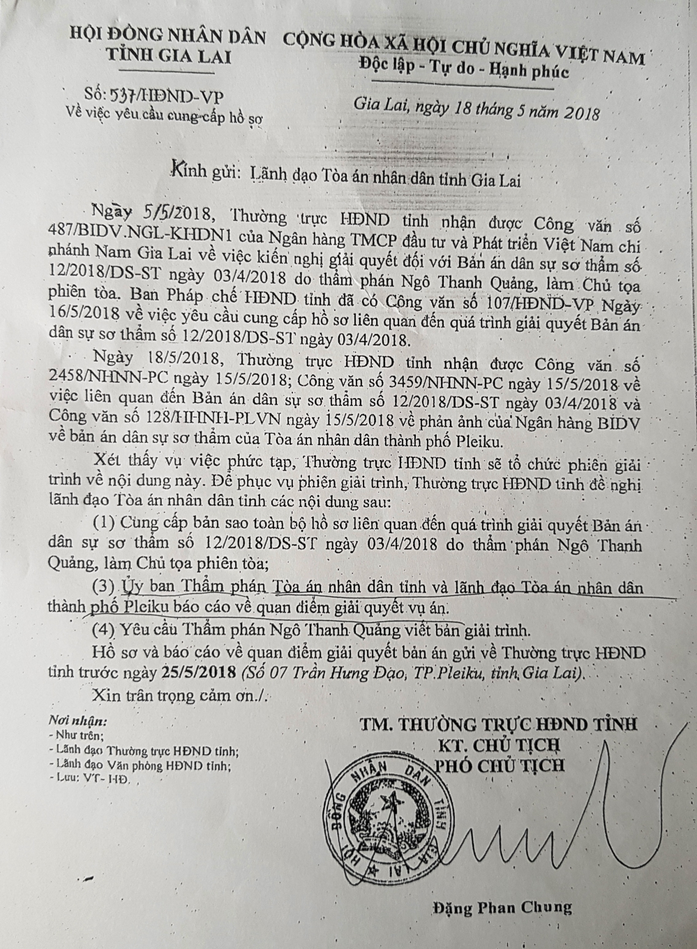 Văn bản (ông Chín cho biết do ông Đ - người của BIDV Nam Gia Lai cung cấp) thể hiện ông Đặng Phan Chung, Phó Chủ tịch Hội đồng nhân dân tỉnh Gia Lai ký gửi “Lãnh đạo Tòa án nhân dân tỉnh Gia Lai”