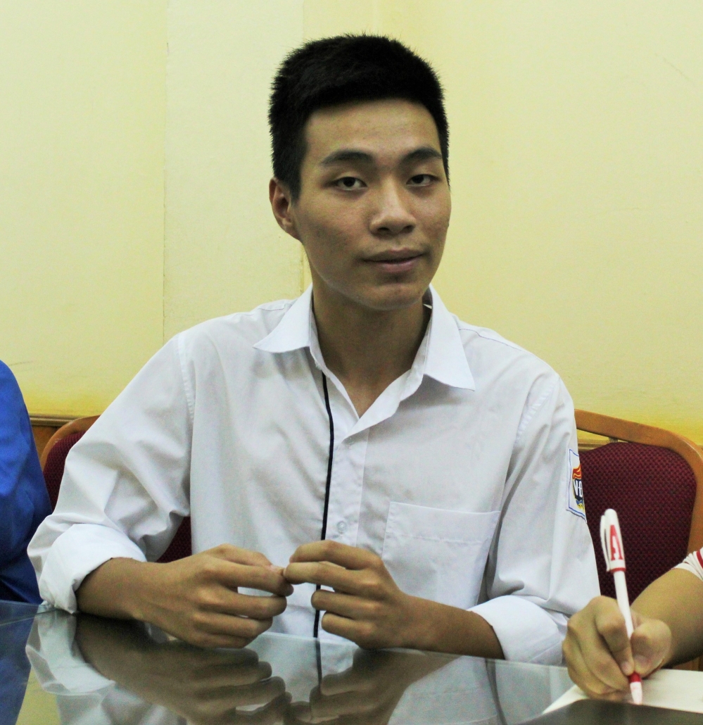 Dù đang là học sinh năm cuối nhưng Nguyễn Thành Nam vẫn hào hứng tham gia công tác tổ chức cuộc thi cho các em khối 10.