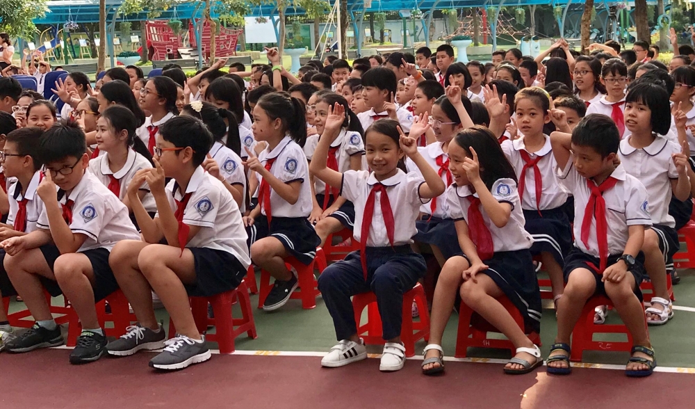 Các em học sinh hào hứng tham gia lễ phát động