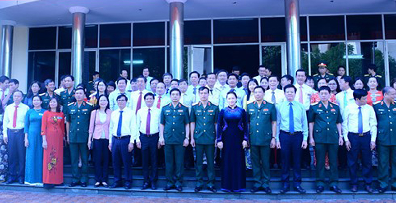 Chủ tịch Quốc hội chụp ảnh với các đại biểu dự Lễ khai giảng Học viện Quốc phòng