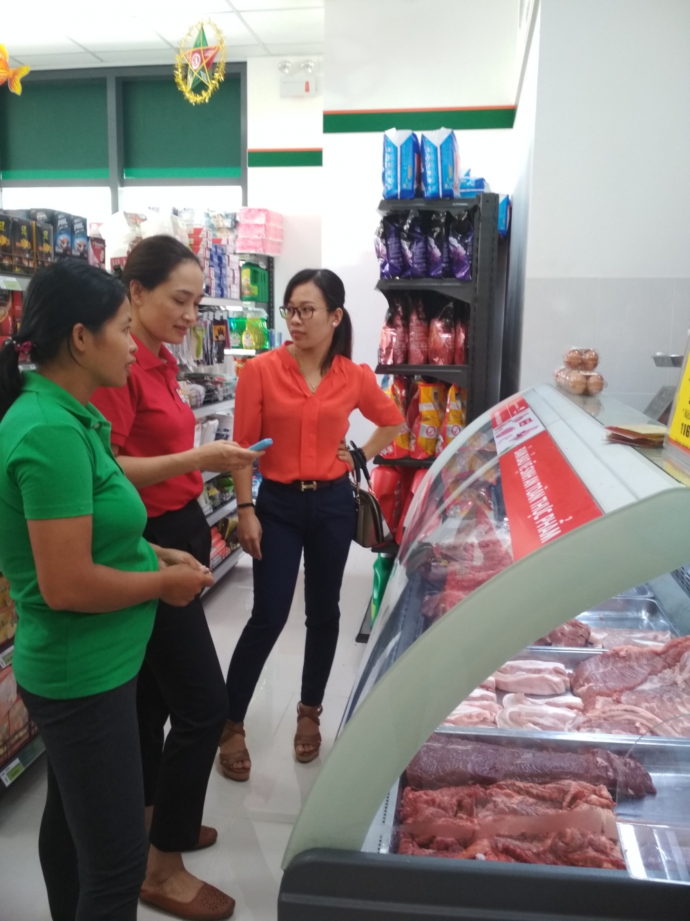 Người dân tham quan, mua sắm tại cửa hàng thực phẩm an toàn Co.op Food