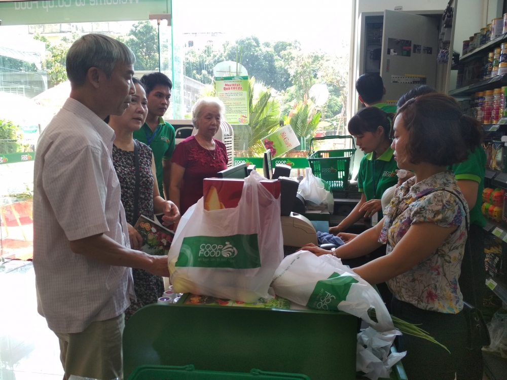 Ngày đầu khai trương cửa hàng thu hút rất đông người dân đến mua sắm hàng hóa