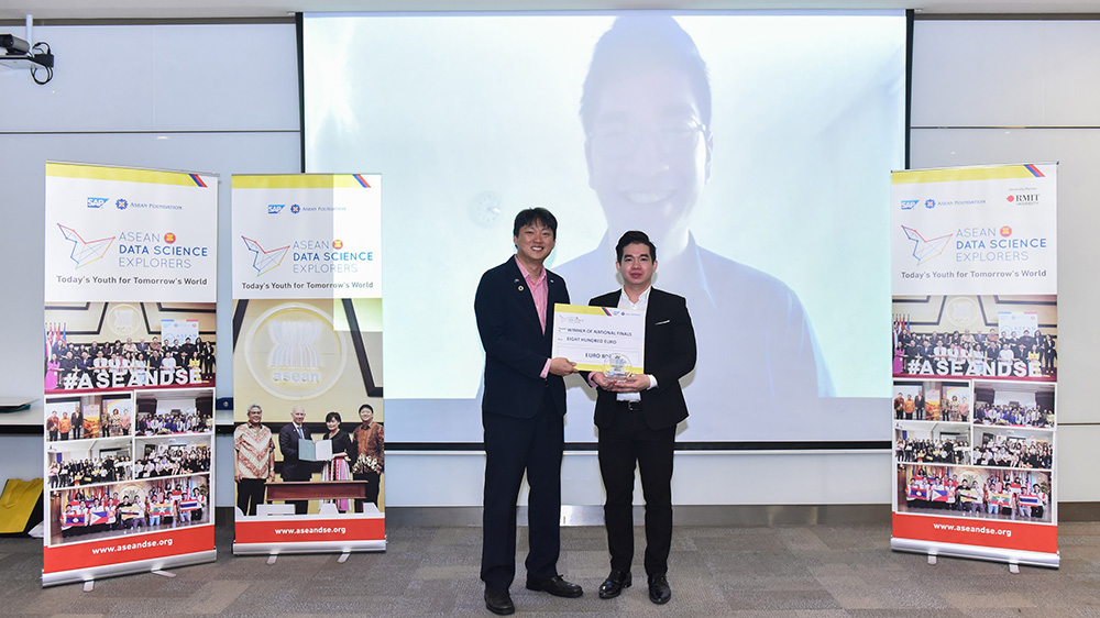 Sinh viên RMIT Việt Nam chiến thắng kép tại cuộc thi khu vực về phân tích dữ liệu