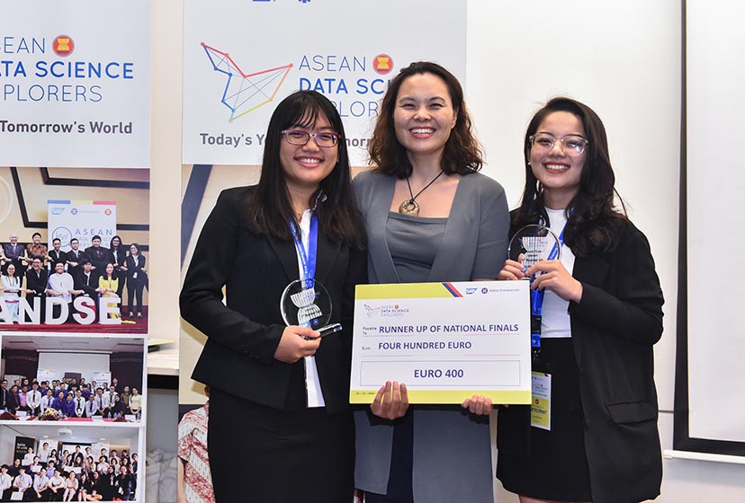 Đội Maverick nhận giải thưởng từ ban tổ chức