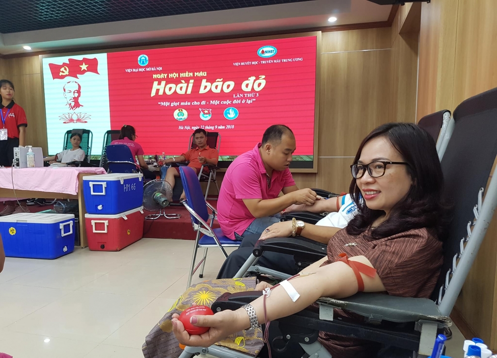 PGS.TS Nguyễn Thị Nhung, Phó Viện trưởng Viện Đại học Mở Hà Nội tham gia hiến máu cùng các bạn sinh viên tại Ngày hội