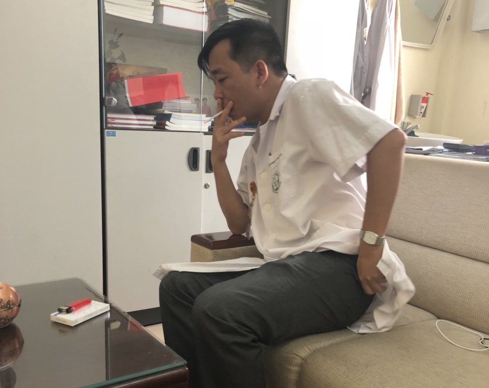 Bác sĩ vô tư hút thuốc lá trong bệnh viện Bạch Mai