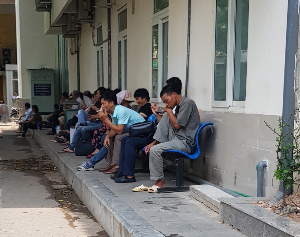Như là một thói quen, ngồi đâu cũng hút thuốc, kể cả trong bệnh viện