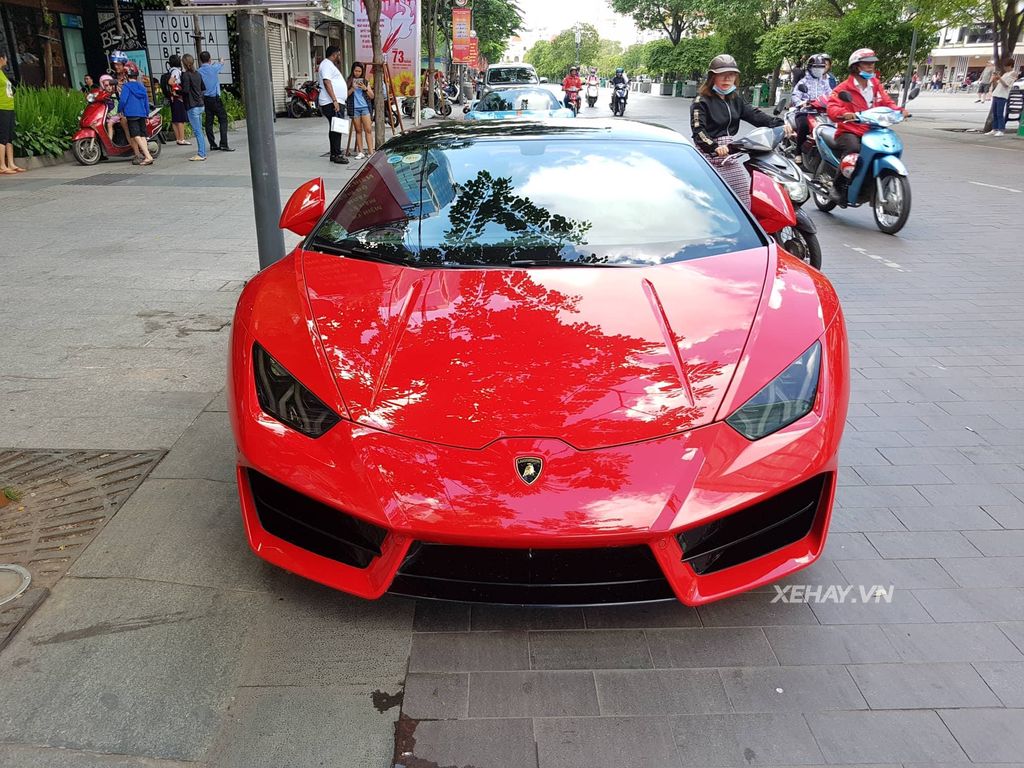 Sài Gòn: Lamborghini Huracan LP580-2 và Ferrari 488 GTB SVR rủ nhau đi