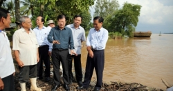 Phó Thủ tướng Trịnh Đình Dũng thị sát phòng chống lũ ở Đồng bằng sông Cửu Long