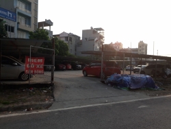 Quận Hà Đông: Chính quyền phường Mộ Lao có bất lực trong việc xử lý các bãi xe không phép?