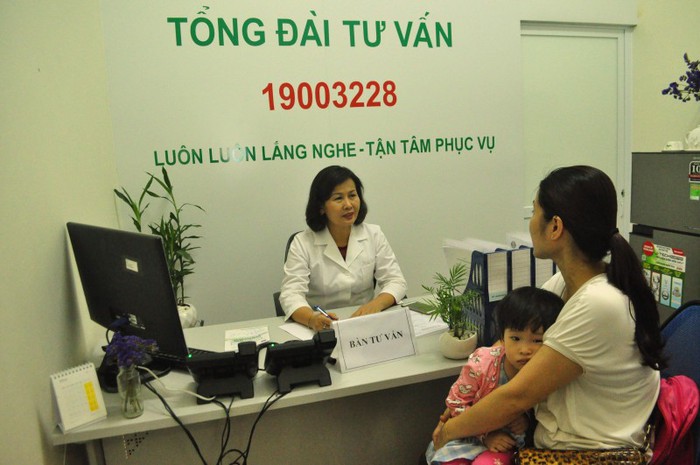 PGS.TS Phạm Vân Thúy chuyên gia dinh dưỡng tư vấn cho người nhà bệnh nhân.