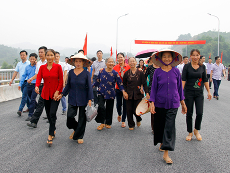 Người dân 2 bờ sông Hồng vui mừng khi có cây cầu Tuần Quán nối ngoại thành với trung tâm TP Yên Bái. Ảnh Báo Yên Bái