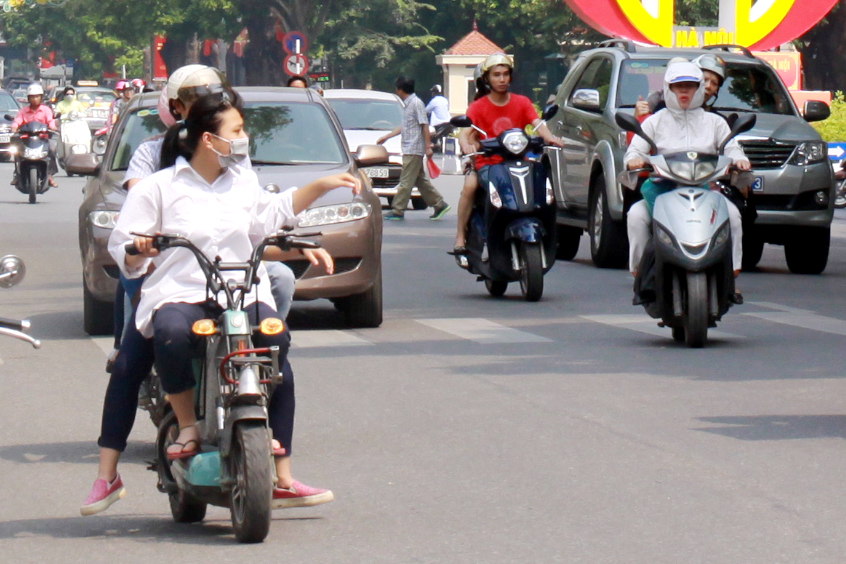 Bài 1: Suýt mất mạng… “diễn xiếc” bằng xe đạp điện