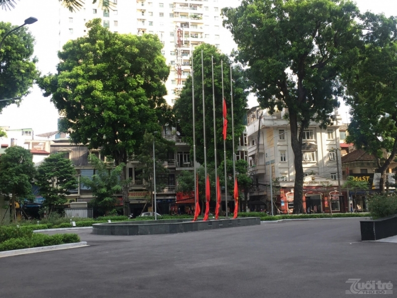 Các cơ quan công sở Hà Nội treo cờ rủ ngày quốc tang Chủ tịch nước Trần Đại Quang.
